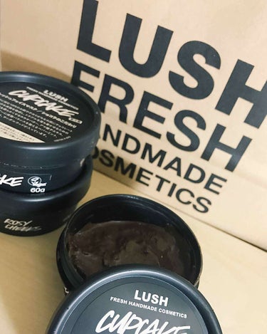 LUSH
フェイスパック
〜ショコラのこだわり〜
¥1049(税込)

✿保存方法✿
冷蔵庫にて保管
夏などには肌のクールダウンもできるのでとても気持ちいいです💙

✿使用期限✿
未開封だと1ヶ月
開封