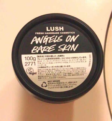 LUSH 天使の優しさ

写真でも結構使ったあとなのでえぐれてて申し訳ないです(´･ω･`)
この商品も店員さんにオススメされ購入しました！
アーモンドベースの洗顔料となっていてスクラブというジャリジャ