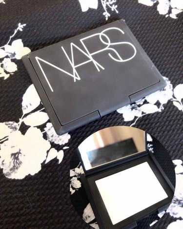 

NARS  ライトラフティングセッティングパウダー プレスト


私は今までどちらかと言うとプレストタイプよりパウダータイプのお粉が好きでした。

こちらのパウダーの良い評判を見ていたのでお試しで購