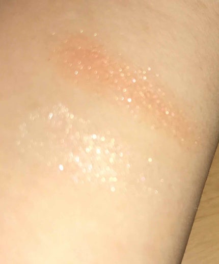 インテグレート ワイドルックアイズのクチコミ「
こちらの色は限定色でした💖
上と下(手に塗っている)両方ともラメが入っています⭐️
下は少し.....」(3枚目)