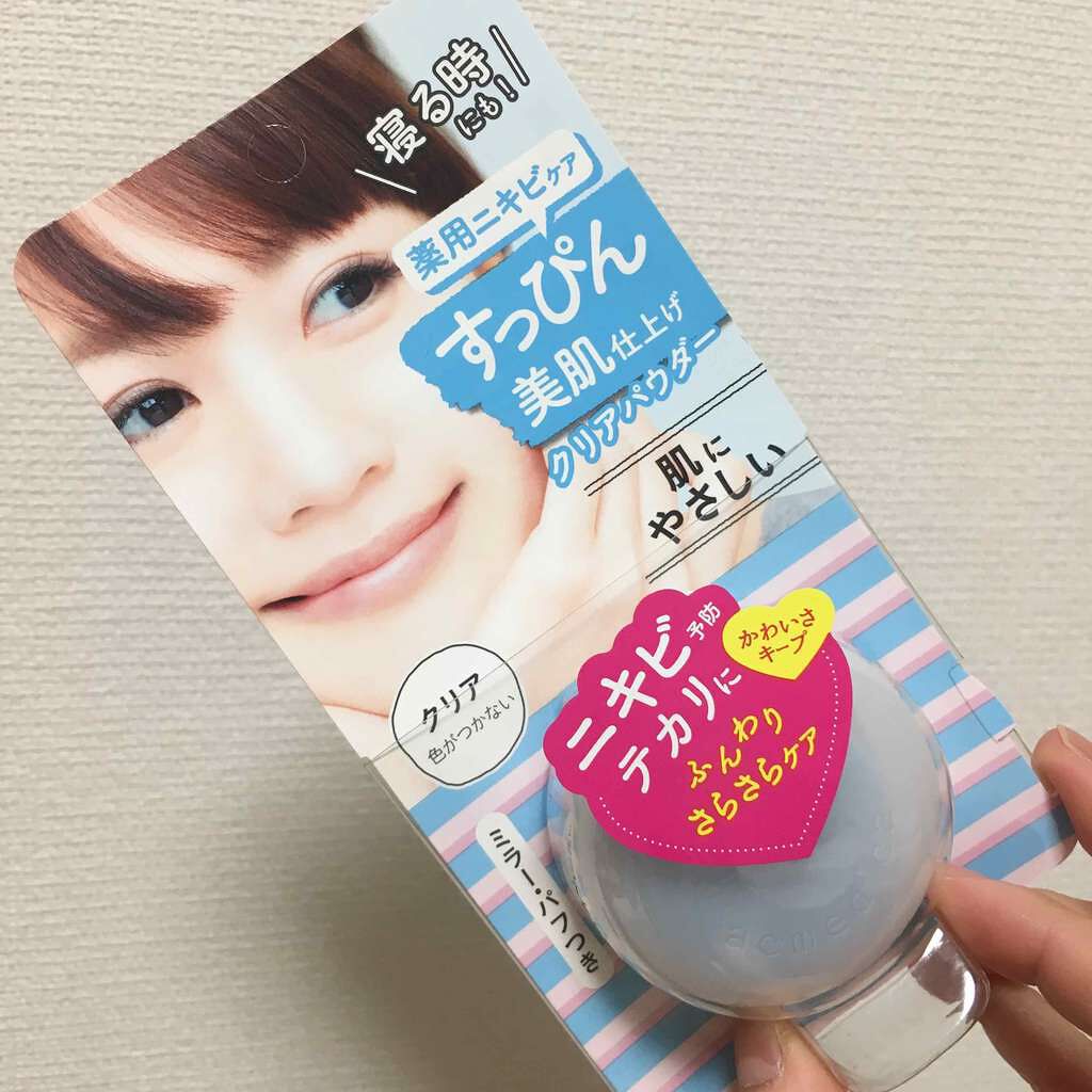 寝る時にも使える薬用クリアパウダーです🌟

クラブのすっぴんパウダーを狙ってたんですけど、
たまたまドラッグストアで見つけたこちらを購入🙉

ニキビケアと美白ケアができて、
テカリ防止や毛穴カバー、うるおいキープまでできるというものです