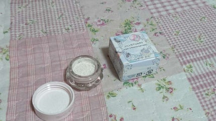 JILL STUART シュガーブリリアンス アイカラーのクチコミ「カラーは03のシルバーカラーです
使用方法は蓋をきちんと閉めてから、少し振り、蓋の裏に少し付.....」(2枚目)