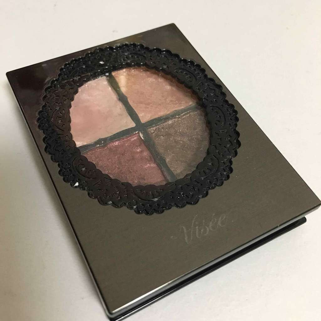 Visseのアイシャドウ
グロッシーリッチアイズのPK-3です❣️

質感も発色もパーフェクト💯

クリームアイシャドウかな？ってくらいしっとりしてます
アイベースなしでもまぶたに密着してくれます

何より色味が可愛いですよね😍

これ