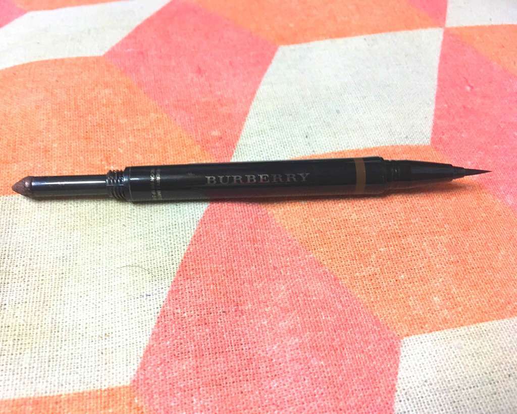 Burberry Beauty キャットアイライナーのクチコミ「バーバリー キャットアイライナー02番の茶色です。

一本でアイシャドウとアイライナーがついて.....」（1枚目）