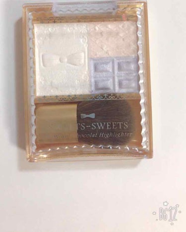 SWEETSSWEETS  プレミアムショコラハイライター

3色入ったハイライトです！混ぜて使うこともできるし単色で使うことが出来ます！ブルーが透明感を出してくれて、ピンクは肌なじみがいいので混ぜて使