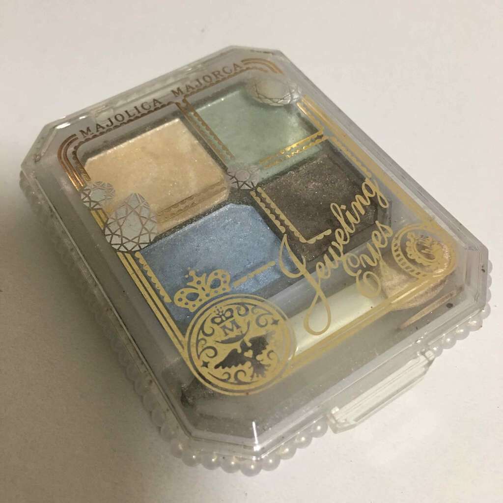 マジョリカマジョルカのアイシャドウ🌟
ジュエリングアイズのBL711✨
公式HPに載ってないので多分限定色で廃盤になってるっぽいです

マジョマジョのこのシリーズのアイシャドウはキラキラで、
粉質はクリームアイシャドウのようにしっとりして