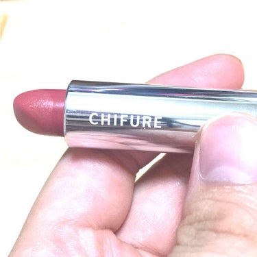 ちふれの口紅💄 553番を購入しました ！

300円という安さに惹かれて購入したのですが、発色もよく色持ちもしてくれました。
光に照らすと小さなゴールドラメがキラキラ光って可愛かったです💓

ひと塗り