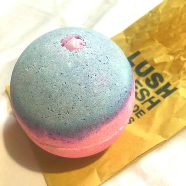 LUSHのセクシーダイナマイト💞
綺麗なバスボムです😍

最後にお花が出てきます🌸

お肌スベスベになるので好きです😊

フローラルっぽい香りで
女の子は好きだと思います👧🏻💗

２枚目動画載せてみたの