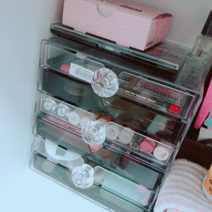 瑞 葵 on LIPS 「私のコスメ収納の紹介です🙂棚の中の1段を収納兼ドレッサーとして..」(2枚目)