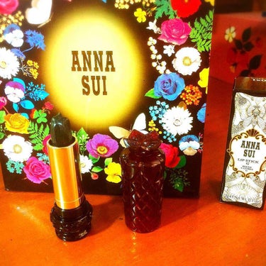 ANNA SUI リップ スティック Gのクチコミ「アナスイの黒リップを購入💄✨
黒というよりグレーの色合い！
・
母親の誕生日プレゼントでアナス.....」（1枚目）