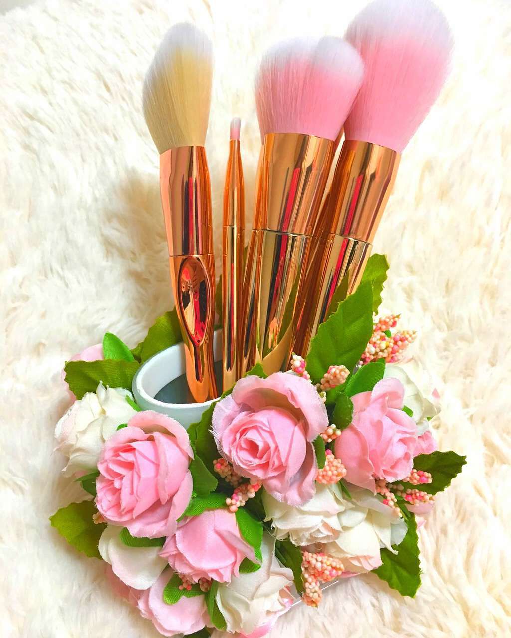 ひろろん on LIPS 「コスメではないですが、100均商品だけでお花の💐ブラシ立てを作..」(1枚目)