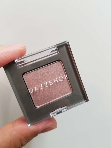 DAZZSHOP アリュールド シングル アイシャドウのクチコミ「DAZZSHOPのシングルアイシャドウ
12番のFANTASIAです。
くすみピンクな感じで、.....」（1枚目）