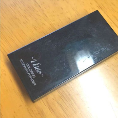 これは結構前に買ったんですが、この時期が1番使えます！
眉にカラーがはいってるから顔が明るく見えます！
もちは他のアイブロウパウダーと同じぐらいです！使い方はまず、1番上のパウダーで足りないところを書き