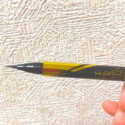 MAYBELLINE NEW YORK ハイパーシャープ ライナーNのクチコミ「メイベリン ハイパーシャープ ライナーR ブラック
細くて、描きやすい!
描くのが苦手な私で.....」(2枚目)