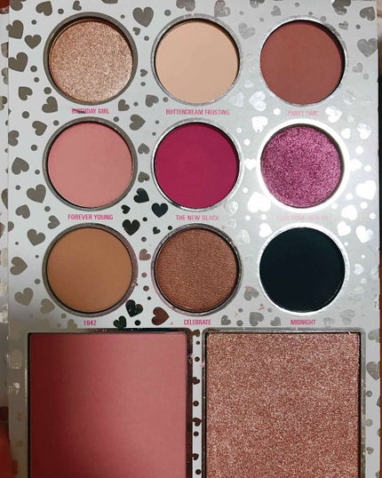 Kylie Cosmetics KYLIE JENNER  PRESSED POWDER PALETTEのクチコミ「KYLIEのアイシャドーとチークパレット♡
完全パケ買い😂💘
バースデーコレクション♡♡♡
a.....」(3枚目)