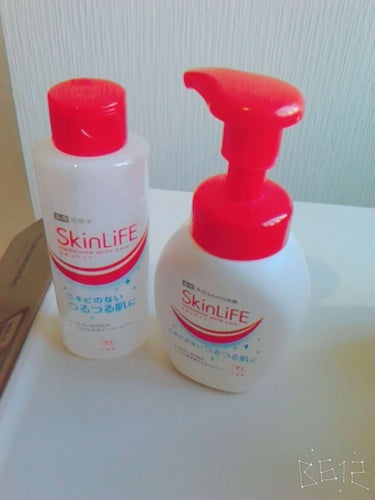 私のいつもの洗顔情報〜💆💫
【使うもの】
・SkinLiFE 薬用泡のふんわり洗顔
・SkinLiFE 薬用化粧水
です！

★良いところ
・洗顔料の泡がグレープフルーツ？？みたいな匂いがする！←前まで