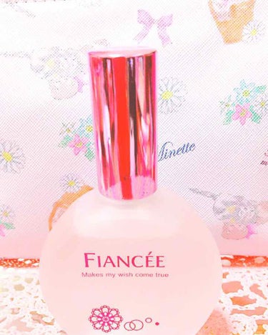 フィアンセの香水💕

ピュアシャンプーの香り😊
毎朝、出かける前に付けていってます！女の子らしくて、すごくいい香りです💕

ただ、匂いがすぐに取れてしまいます😥
匂いを持続させる方法とかないのかなあ🤔
