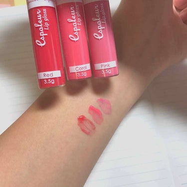 【ダイソー  エスポルールリップグロス】

red：coral：pink

100円でこの可愛さは最高です \♥/

redは見た目ほど赤くはなくて、透明な薄い赤なので唇血色感を足す感じです。誰でも使え