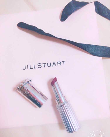 秋カラーリップ
JILLSTUART／リップブロッサム46番

（4枚目の口元の画像ですが、明るく写ってしまってます！もっと大人っぽい色です。ごめんなさい！)

パッケージめちゃんこかわいいですよね!!