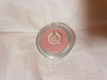 THE BODY SHOPのパウダーアイシャドーです
品番は305でピンク色です。
アウトレットで買ったので定価より安かったです

細かなシルバーのキラキラが入っていて瞼にのせるととても綺麗です。単体で