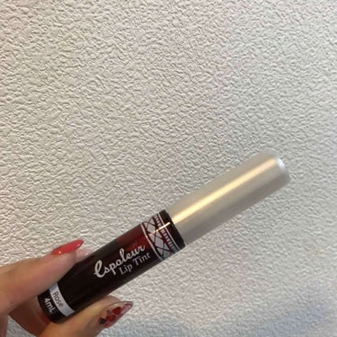 ダイソーのリップティント💄
色々な所で話題になっていて試したことがなかったので購入してみました！

カラーはローズです🌹手の甲に塗ってみると3枚目の写真のような感じです！結構紫が強めかな〜と思います😌
