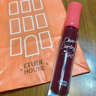 
【 ETUDE HOUSE 】
ディアダーリン ウォータージェルティント RD305

少し暗いレッドでこれからの季節にぴったりです🍁
とても色持ちが良く、よく擦っても色が残っています！

使い心地は