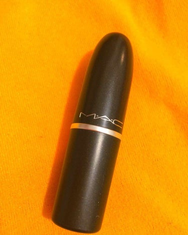 MAC リップスティック ロシアンレッド


濃い赤リップが欲しくて購入しました✨


3枚目 右:そのまま   左:ぼかした
（手にラメみたいなのついてますがラメは入ってません💦）
         