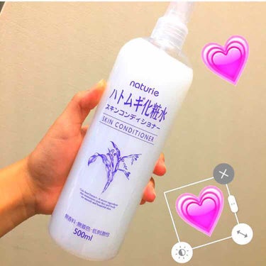 ハトムギ化粧水

気になっていたので購入しました❣️
肌がモチモチする！！すごい！！（笑）

安くて多いのでバシャバシャ使えてすごく楽です！！👏👏

二枚目のダイソーのスプレーボトルの上をつけて霧吹きみ