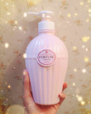 ローラが宣伝し始めた、FORTUNEトリートメント💓💓💁

お値段1,200円！しかも容量は450mlと大容量！！😮

そして出した時は少し香りが強いですが、髪も香ってイイ女になれる！笑
香りはローズで