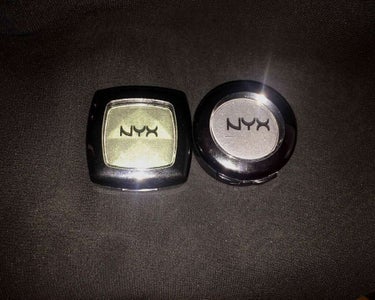 海外コスメのNYXのアイシャドーです

1度塗りだと、ラメが付きにくいので2度塗り以上をオススメします！

発色は良いので、イベントの時などに丁度いいです！
