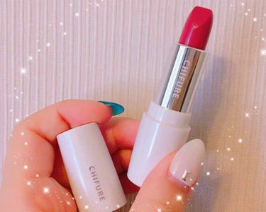 ちふれ・口紅の553番レッド系💄

初ちふれ！口紅の口コミが良かったので
購入してみました！
ケースを一緒に買っても400円程なのに、
発色がとても良くてコスパ◎
深めの色味なので秋メイクにはぴったり🍁✨

ヒアルロン酸入りみたいですが、
潤う感じではないので
唇の乾燥が少し気になりました。

2枚目は塗ってから
1回ティッシュオフしたものですが、
ティッシュオフしてもかなり色が持ちました！
他の色味も試してみたくなりますね😊💋

#ちふれ 
#口紅 
#秋メイク の画像 その0