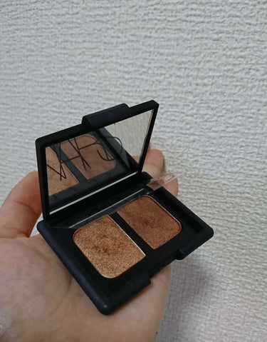 NARS デュオアイシャドー 
3067 ISOLDE(イゾルデ)というカラーです。

写真2枚目は明るい所、3枚目はくらい所で撮りました。加工はしていないので色味はほぼそのまま写っていると思います🙂
