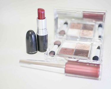 ある日のメイク💄

秋っぽくブラウンメイク✨

ジルスチュアートの
左上の白のクリームシャドウを
全体にのせて
左下の明るめブラウンを
指でとり、アイホール全体に広げます。

右下の濃いめのブラウンを
