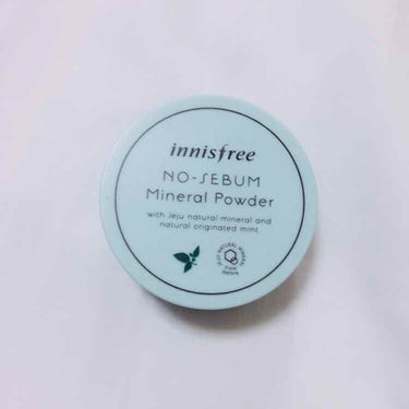 innisfree大好きな私のオススメ商品１つ目です

コンパクトで持ち運びにも便利です

鼻の周りとおでこにクッションファンデをした後に使用しています。

匂いも爽やかな香りで、サラサラとした仕上がり