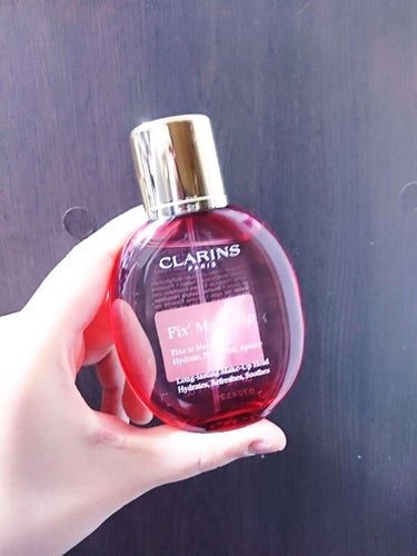 🍎クラランス　フィックスメイクアップ🍎　50ml
こちらは全てのメイクが終わった後に
仕上がりを長持ちさせる為に顔全体に吹きかける
ミストになります。

買うか迷ってたのですが
ひろろんさんの投稿を見て