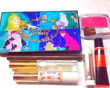 今日のメイクです💄💕
★アイシャドウ
ITS’DEMOのパレットに入っている
1番左上のクリームアイシャドウを
ベースに塗って、次に薄いベージュを
涙袋とアイホール全体にぬって、
真ん中のブラウンを二重