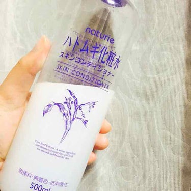 
🌿naturieハトムギ化粧水🌿

沢山入ってて安くてコスパ最強🔥👏

近くの薬局で買いました（＾_＾）

冬は6滴ぐらいを手に出して顔につけるのを5.6回します！！
