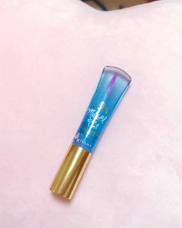 ミシャ マジカルティント (スカイブルー)です✨

このグロスはずっと気になっていて、やっと購入することができました😂
これは、塗った瞬間は透明っぽいのですが、時間が経つにつれて、濃い青みピンクに変わっ