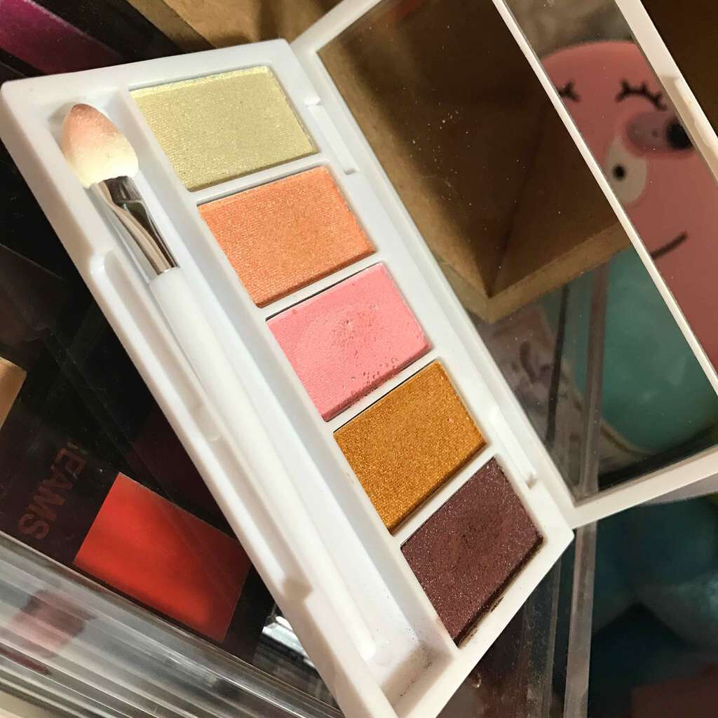 エルファー グリッターアイシャドウ/DAISO/アイシャドウパレットを使ったクチコミ(1枚目)