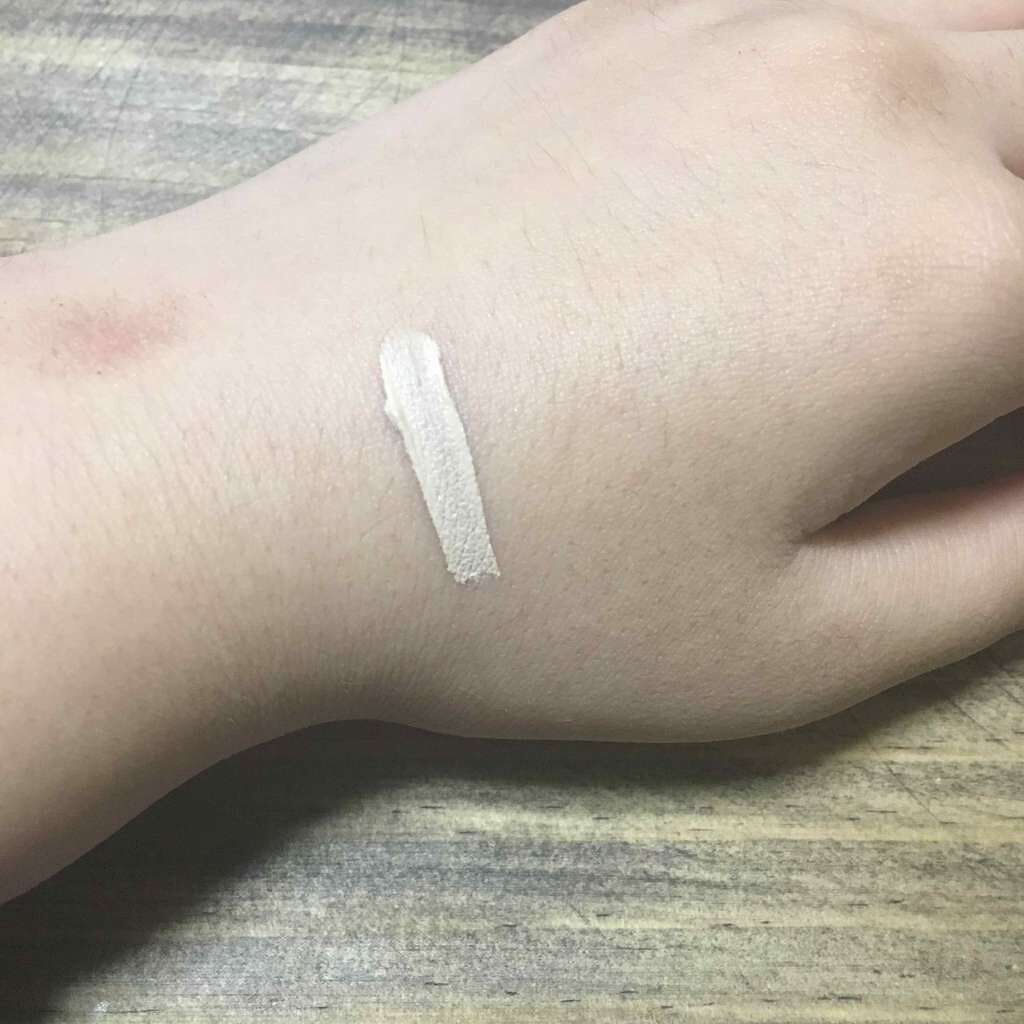 DAISO エバビレーナ コンシーラーのクチコミ「カバー力があってクマも消せちゃいます🐻
ニキビなどの赤みも消しちゃいます..」（2枚目）