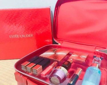 ESTEE LAUDER クリスマスコフレ 2015のクチコミ「エスティローダーのメイクアップコレクション2015バージョンです！💭

入っている化粧品
•デ.....」（2枚目）