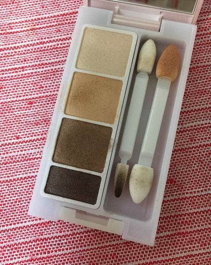 DHC アイシャドウパレット ミラー・チップ付きのクチコミ「DHCのアイシャドウパレット、GD04番ブラウン系のカラー
どの色も普段使いしやすいカラーで.....」(2枚目)