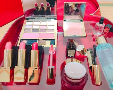 ESTEE LAUDER クリスマスコフレ 2015のクチコミ「エスティローダーのメイクアップコレクション2015バージョンです！💭

入っている化粧品
•デ.....」（1枚目）