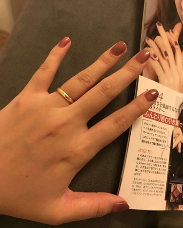 前から気になっていたネイルを買いました💅
ラズベリートリュフという色です。
秋っぽいくすみ系で、華やかだけど派手じゃないので手を綺麗に見せてくれます。
手は1度塗り、2度塗りをテストしてみたので、濃さが