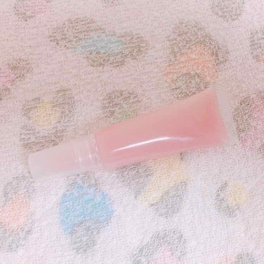 無印良品 うるおいリップエッセンスです🙋
写真のものはピンクとなります💄✨

写真はピンク色をしていますが、いざ塗ってみると色は透明に近いものです！！
テクスチャーは重めで、密着性があるので乾燥しやすい