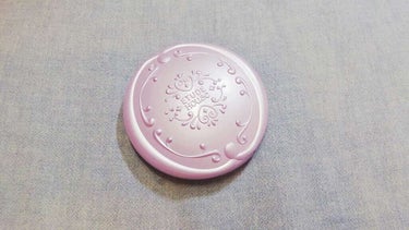 ETUDE HOUSEのパウダーです！！
値段は1800円くらいです

私は普段ナチュラルメイクの場合に使っています。。見た目は結構色がしっかりついているのですが実際肌につけてみると
軽くふんわりつけら