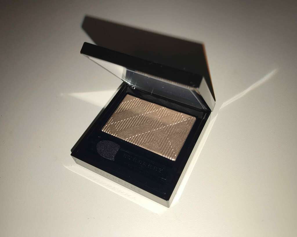 アイカラーグロウ/Burberry Beauty/単色アイシャドウを使ったクチコミ（3枚目）