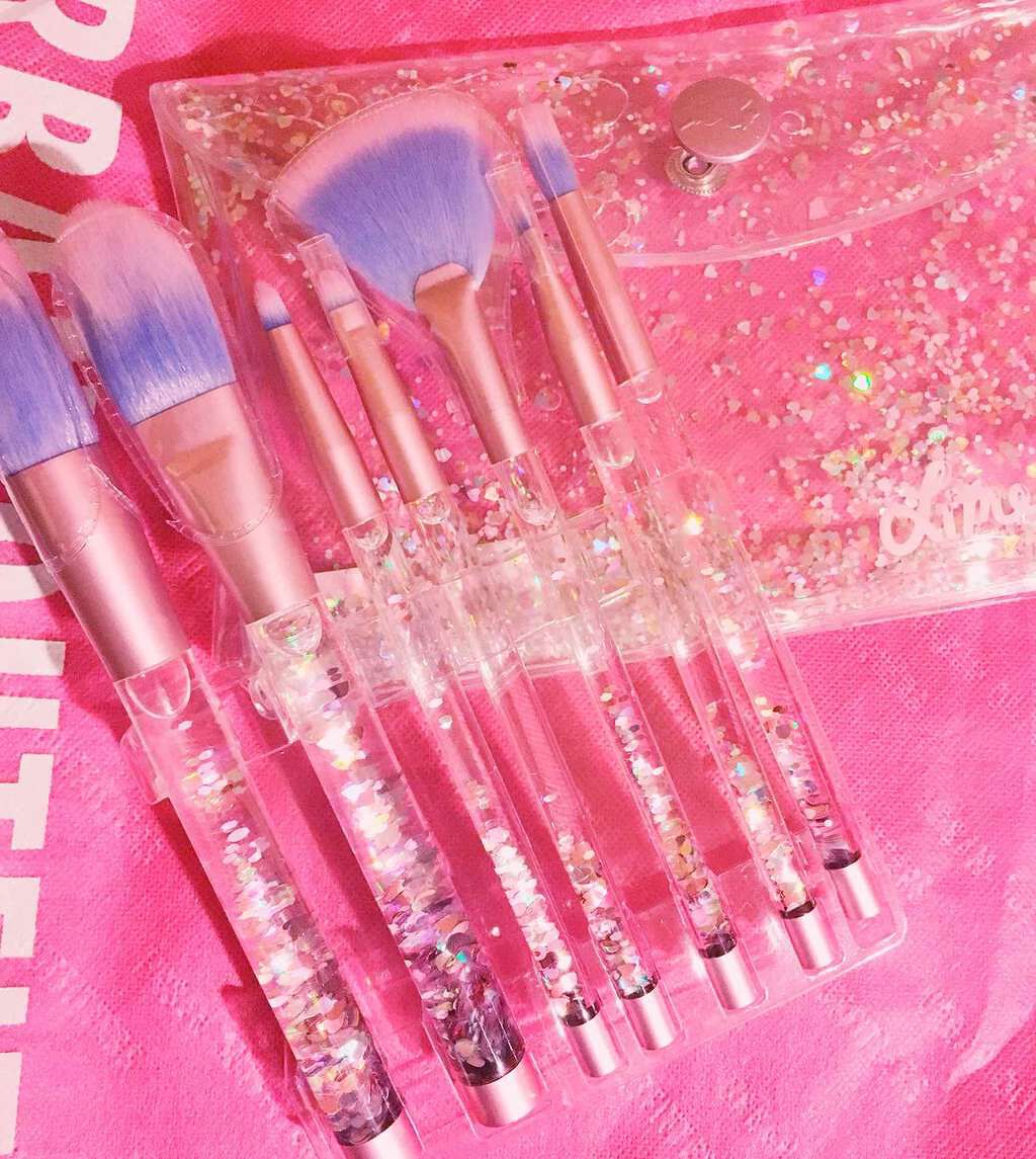 Aki on LIPS 「LimeCrimeのメイクブラシです♡キラキラが中で動くように..」(1枚目)