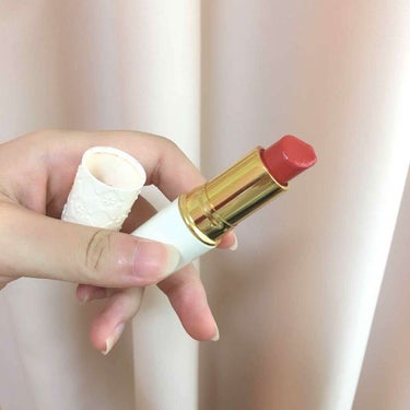 セザンヌ ラスティング リップカラーN 501番です！💄
赤とオレンジの間みたいな色で、発色も他のリップより断然いいです！
色も落ちにくく、価格も安いのでおすすめです！