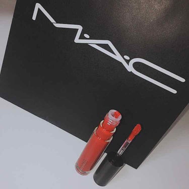 ❤️MAC リップガラス/RUBY WOO
友達がカリフォルニアのお土産でプレゼントしてくれました！
とても可愛い色です😆💞
色落ちせず発色がよいです👌
つけすぎると濃いので薄く広げると自然な赤リップに